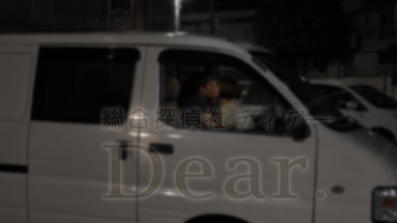 浮気相手の女と車内でキスをするカップル