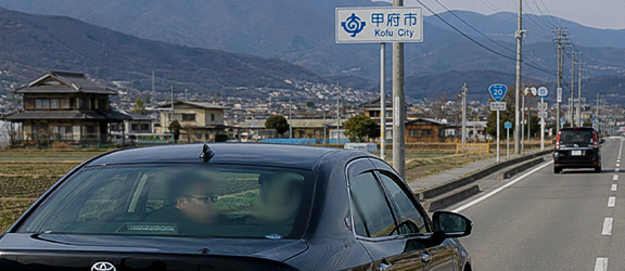 甲府の裏道を走る探偵